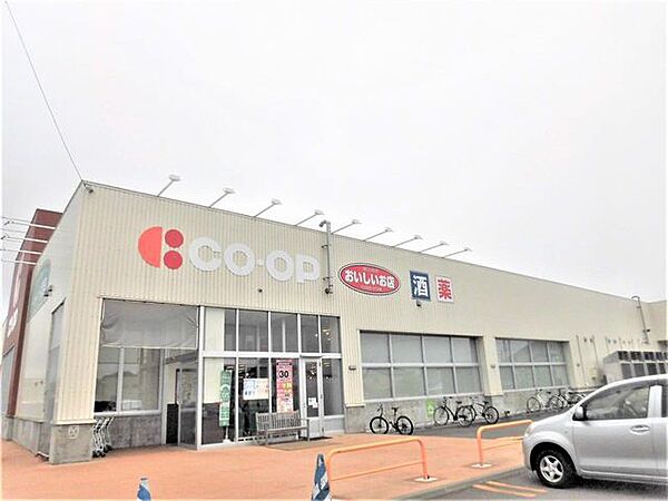 コープさっぽろ　シガイースト店様迄約2ｋｍです。JR室蘭本線鷲別駅に隣接しているので列車を利用してもいいですね。駐車場も235台完備 2000m