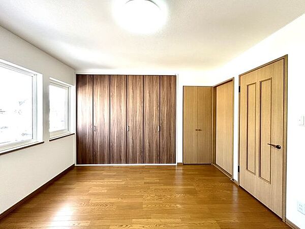 【リフォーム済】2階洋室8帖です。壁一面に収納がございますので収納に困りません。収納内はクロスを張替致します。