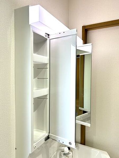 【リフォーム済】洗面化粧台になります、3面鏡の扉を開けると収納がございます。整髪料などの小物も取り出しやすく散らかりません。