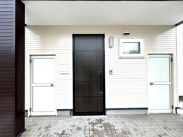 【リフォーム済】北海道仕様の寒冷地用玄関ドア交換致しました。鍵もピッキング対策された鍵です。玄関ドアのサイドには収納もついています。使い分けができますので便利ですね。