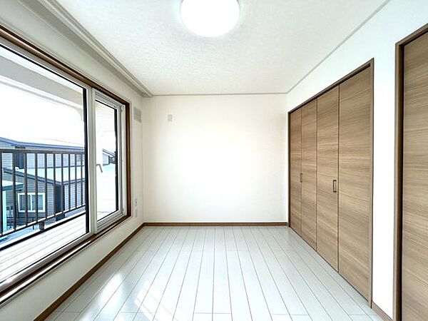 【リフォーム済】2階西側6帖ベランダ付きの洋室になります。 窓からバルコニーに出ることができます。