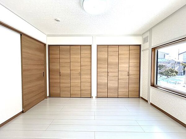 【リフォーム済】キッチン横の洋室は広さ約7.4帖です。今回のリフォームで和室から洋室に変更しました。