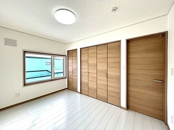 【リフォーム済】2階東側6帖の洋室になります。 クローゼット収納がたっぷりあります。床クロス建具交換済、照明も新品交換いたしました。