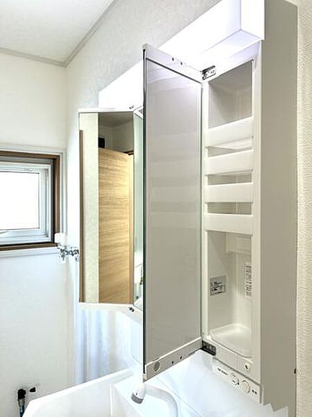 【リフォーム済】洗面台は3面鏡になります。鏡を開けると収納になっています。