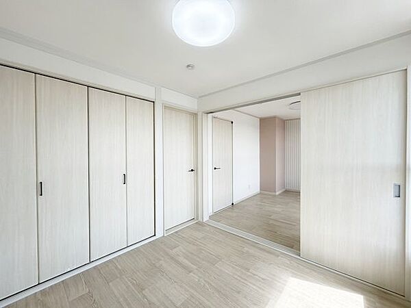 【リフォーム済】2階和室4．5帖は洋室に間取り変更致しました。収納も押し入れからクローゼットに致しました。クロスを貼替し照明器具も交換致しました。