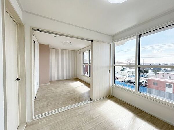 【リフォーム済】2階の洋室は引き戸で仕切ることもできまし、ワンルームとして大きく利用することも可能です。
