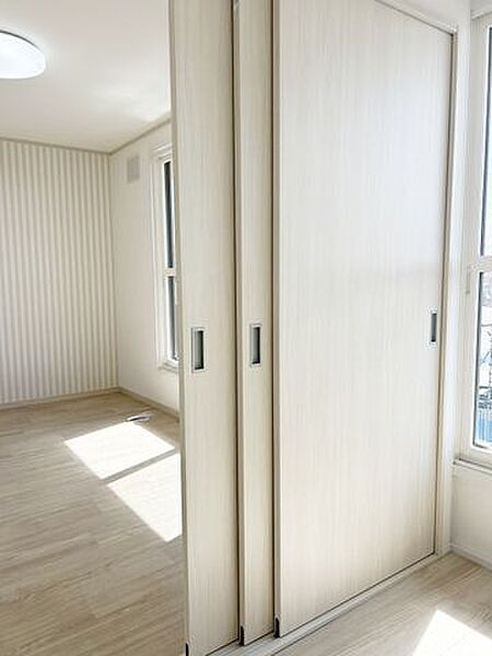 【リフォーム済】2階の洋室の建具は3枚の引き戸になっており片側に収納でき開放できます。お家族構成、用途に合わせ利用でき便利ですね