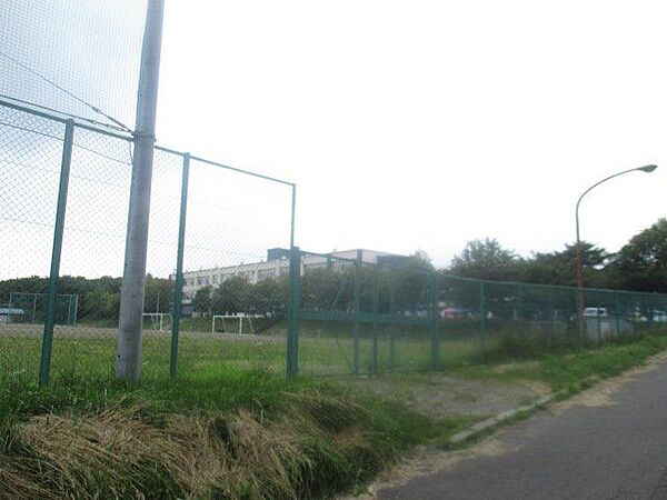 室蘭市港北中学校迄約1.5ｋｍです。Jリーガーの菅原　康太の出身母校です。 1500m