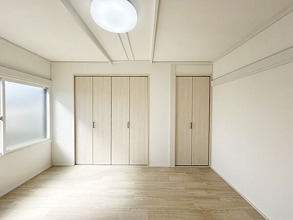 【リフォーム済】1階和室6畳は洋室6帖に間取り変更致しました。壁面もクローゼットを造作いたしました。クロスを貼替し照明器具も交換致しました。床張替です。