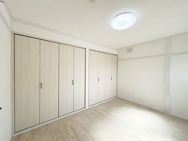 【リフォーム済】1階洋室6帖です。クロスを貼替し照明器具も交換致しました。内窓も交換し床張替いたしました。