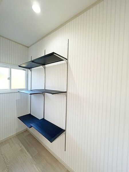 【リフォーム済】キッチン横のスペースにはパントリーを造作しました。収納にお使いください。