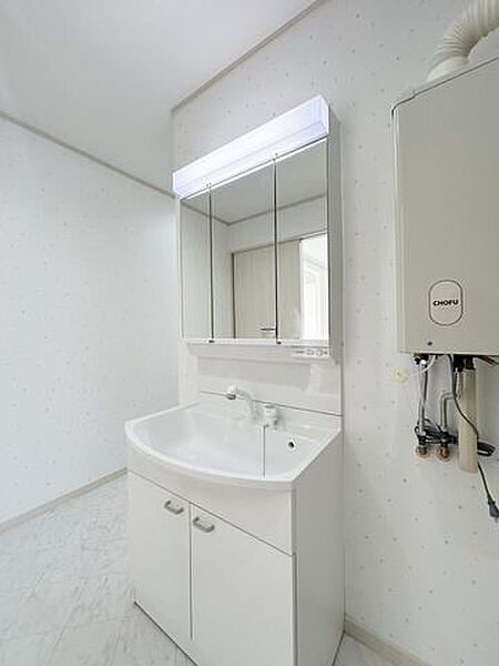 【リフォーム済】洗面化粧台は新品に交換しました。三面鏡の裏側はすべて収納になっています。洗面ボウルは底が平らなので、つけ置き洗いなどの家事でも活躍します。