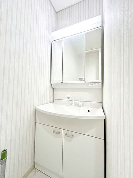 【リフォーム済】洗面化粧台はシャンプードレッサーを設置設置いたしました。三面鏡で曇り止め付きです。