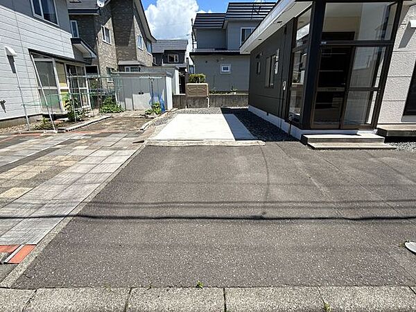 【リフォーム済】庭を撤去して駐車場を拡張致しました。接道は南西側8.2ｍの公道に接しています。