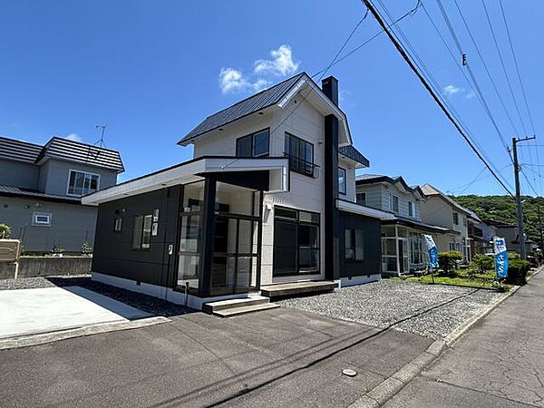 【リフォーム済】外壁や屋根、基礎、灯油タンクは塗装致しました。車庫や庭は撤去して駐車場を拡張しました。