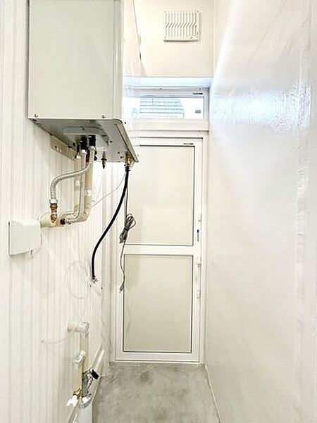 脱衣場には勝手口があります、住宅裏に出入り可能になります。