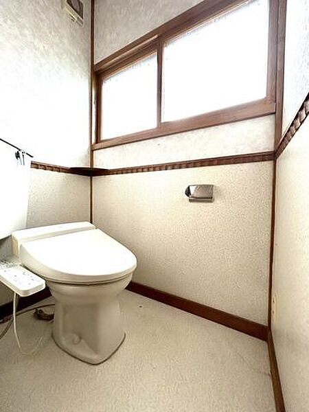 【リフォーム中】トイレです。新品に交換いたします。クロスを貼替し照明器具交換致します。内窓交換交換し床も張替致します。