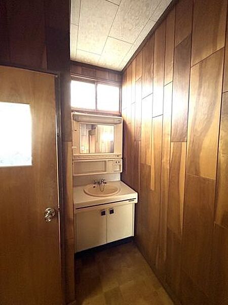 【リフォーム中】洗面所です。クロスを貼替し照明器具交換致します。洗面化粧台もシャンプードレッサー新設致します。床張替致します。
