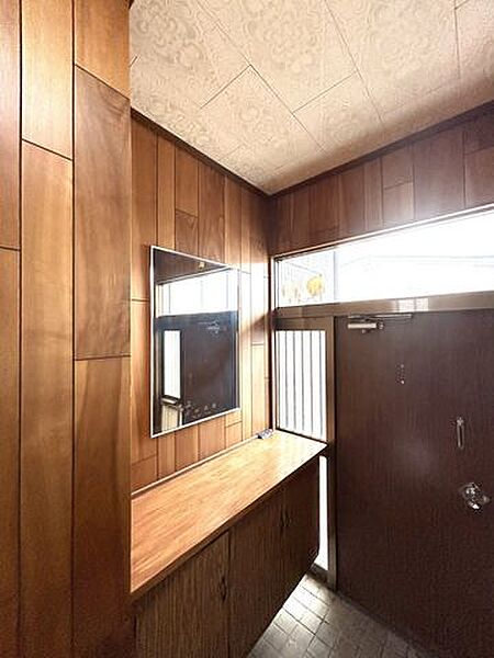 【リフォーム中】玄関の駄箱はコの字型下駄箱に交換いたします。玄関タイルを張替、玄関ドアも北海道仕様の寒冷地用断熱ドアに交換致します。