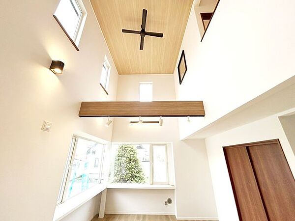 【リフォーム済み】18帖のLDKです。吹き抜けで天井高があり、実際の帖数以上に広く感じていただけます。窓からの陽光が心地よいので、家族団欒にぴったりの空間です。