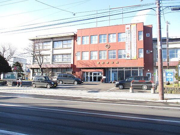 登別市役所まで車で約10分（約4720ｍ）です。現在新庁舎を建築中です。各種のお手続きはこちらになります。