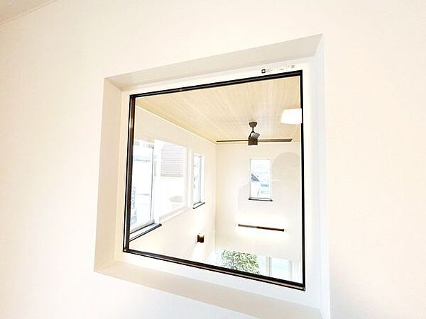 【リフォーム済み】2階9帖洋室です。吹き抜けの壁には新たにはめ込み式の窓を入れました。吹き抜けのあかりがお部屋に届くように工夫致します。