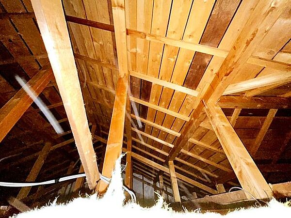 【リフォーム済み】天井裏も確認しております。雨漏れの跡などが無いか、断熱材が入っているかを確認しました。天井裏には断熱材がしっかり入ってました。