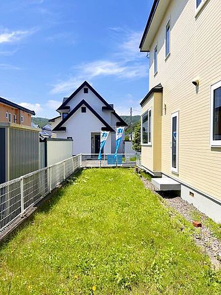 【リフォーム済み】お庭側から見た外観です。外観は落ち着いた印象で、周囲の街並みに調和しています。お庭は約5坪と広いので、バーベキューやお子様の遊び場スペースに便利ですね。