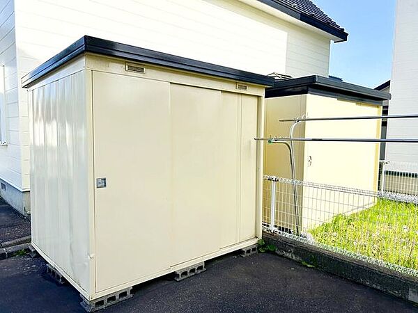 【リフォーム済み】大きな物置が2つあります。タイヤを入れたり、自転車を入れたりできます。住宅に物置は必需品ですね。