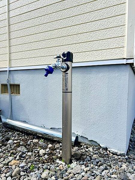 【リフォーム済み】駐車場の脇には散水栓がついております。お車を洗車したり、夏場はお子様のプールを作ったり、外の水栓は意外と使用頻度が高いので、あると非常に便利です。