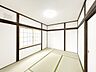 室内：【リフォーム済】1階6帖和室です。畳を表替え致し木部も塗装致しました。クロスも貼替し照明器具も交換致しました。