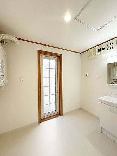 【リフォーム済】脱衣所になります。床クロス貼り替え、照明交換、洗面台交換、電気温水器を灯油ボイラーに交換致しました。