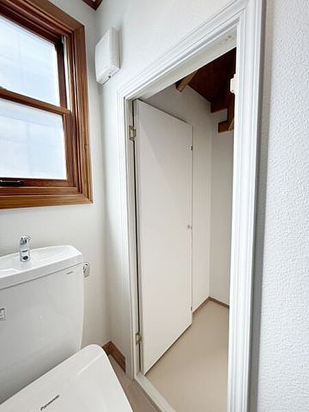 1階のトイレには階段下を利用した収納がございます。