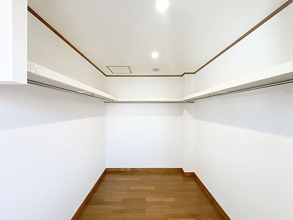 主寝室のウォークインクローゼットになります。枕棚ステンポール設置いたしました。