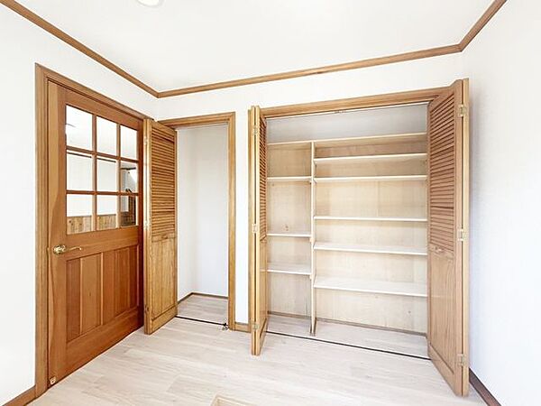 玄関になります。大型のシューズクロークがあります。