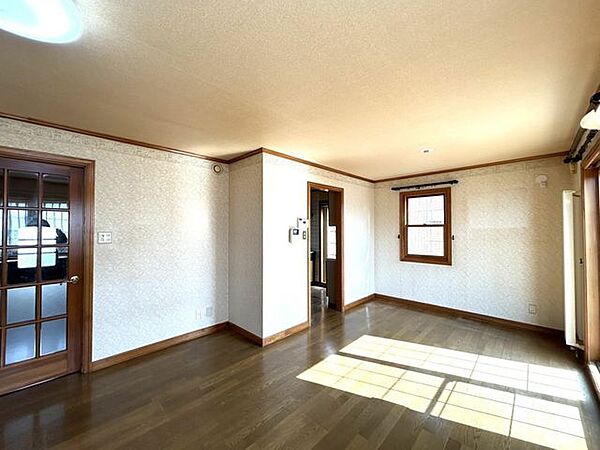 【現在リフォーム中】南向きで日当たりの良いリビングになります。床を張替し照明器具も交換致します。