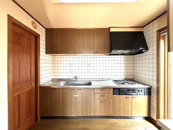 【現在リフォーム中】キッチンは新設致します。収納も引き出しタイプのため上からの物の出し入れもスムーズです。水栓金具も浄水器付きになります。