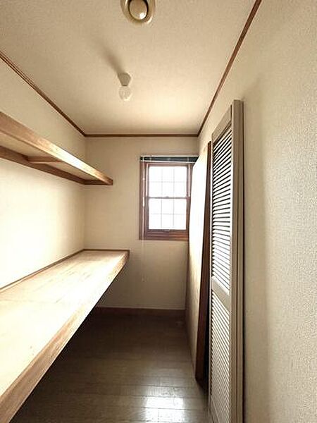 【現在リフォーム中】2階廊下にある納戸です。収納棚は張替致します。クロスを貼替致し照明器具も交換致します。