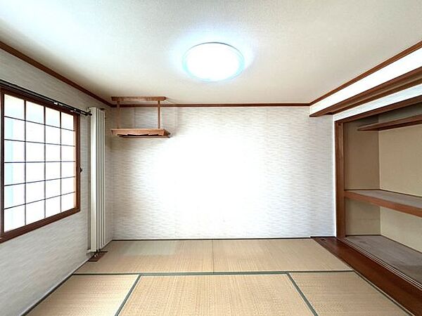 【現在リフォーム中】1階6帖の和室になります。畳を表替え致します。クロスを貼替し照明器具も交換致します。イグサの香りに癒されながらごろ寝が出来る和の空間は小さなお子様にもご年配の方にもくつろぎの場に…