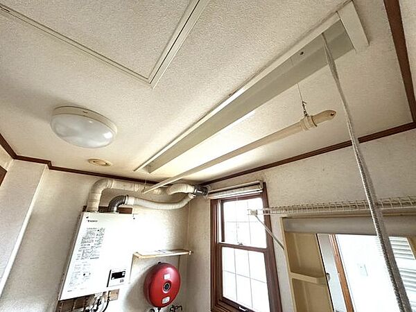 【現在リフォーム中】洗面所です。ボイラーも追い焚き機能付きに交換致します。汚れたクロスも貼替致します。