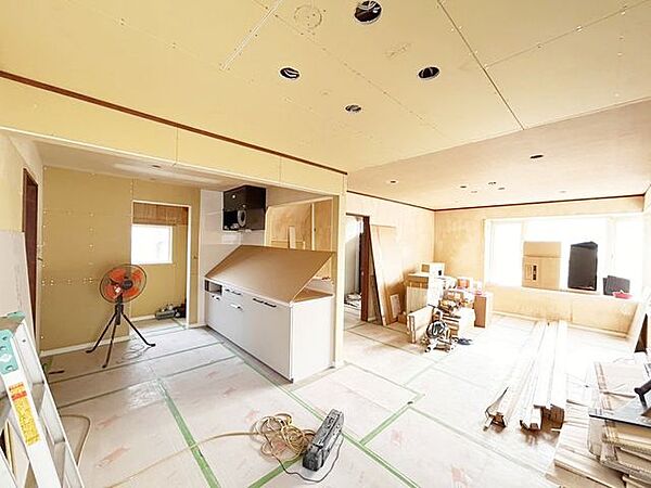 【リフォーム中】リビングの写真です。西面に大きな窓があります。壁クロス張替え、床フローリング張替え、建具交換、照明をダウンライトに変更します。