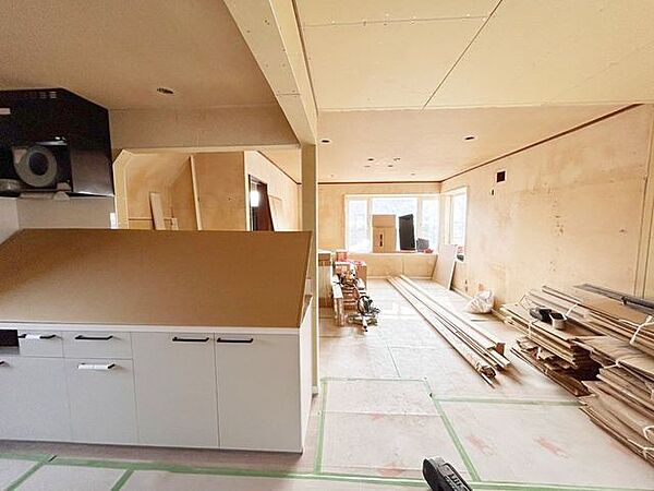 【リフォーム中】キッチンを取り付けるために腰壁を造作してます。こちらに対面キッチンのシステムキッチンが取付られます。