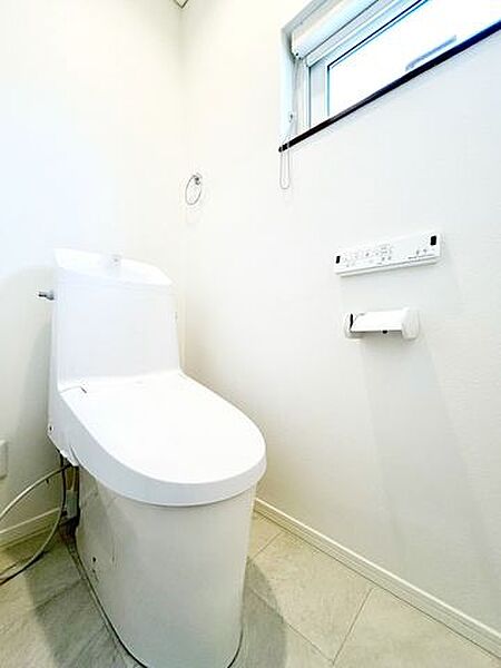 【リフォーム済み】トイレの便器も新品交換しました。LIXIL製の温水洗浄便座付きです。トイレにも窓がありますので、換気もできます。清潔感のあるトイレになりました。