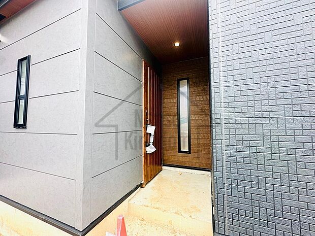 圧迫感のない玄関は、帰宅時の疲れを癒やしてくれる心地よい空間