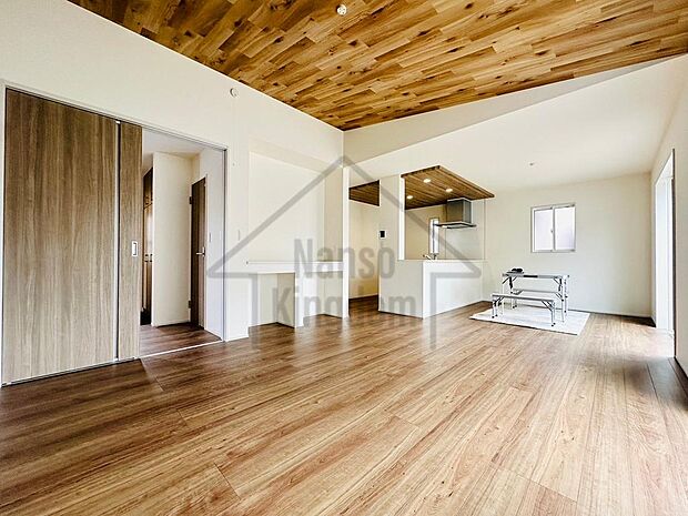 明るい陽射しが射し込むLDK