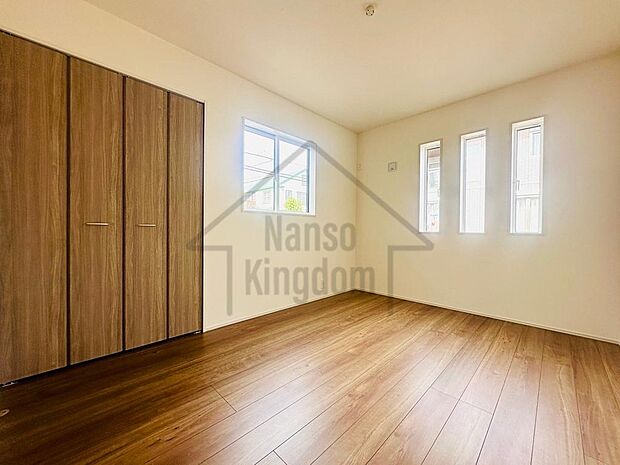 2面採光で自然光が差し込む明るいお部屋