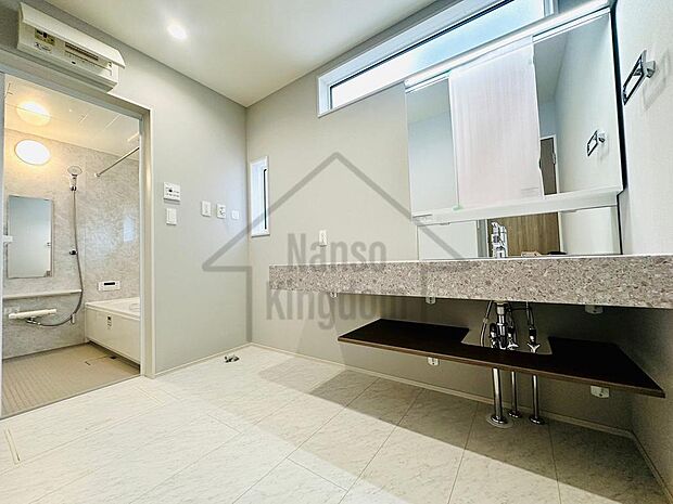 ゆとりの洗面スペースで朝の身支度もスムーズに