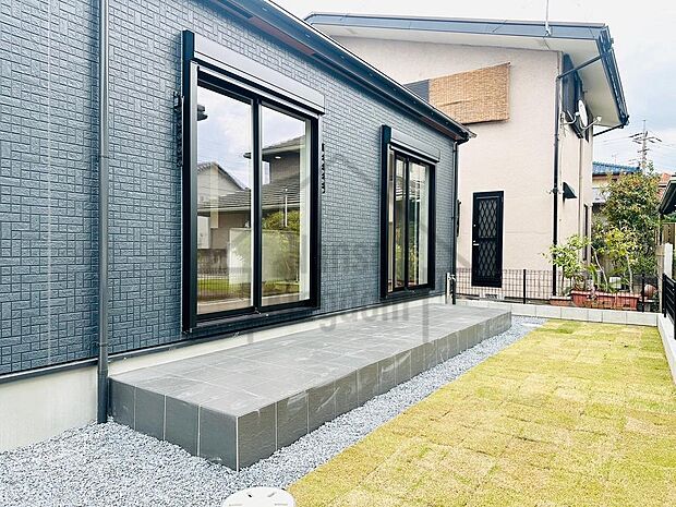 スペースにゆとりがある広いベランダで洗濯物も干せます