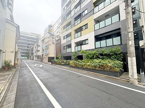 前面道路付き外観