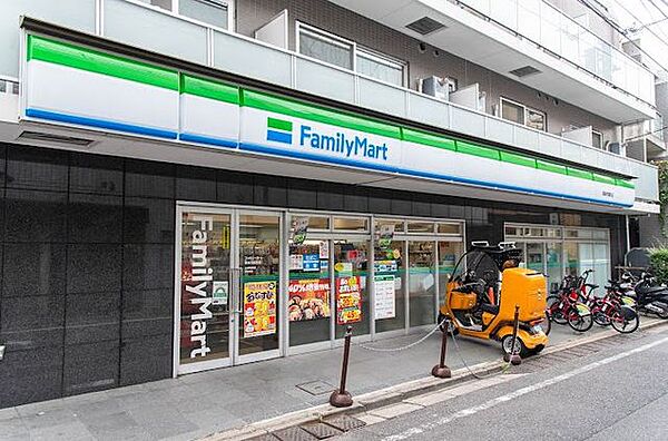 ファミリーマート西麻布霞町店 徒歩6分。 410m